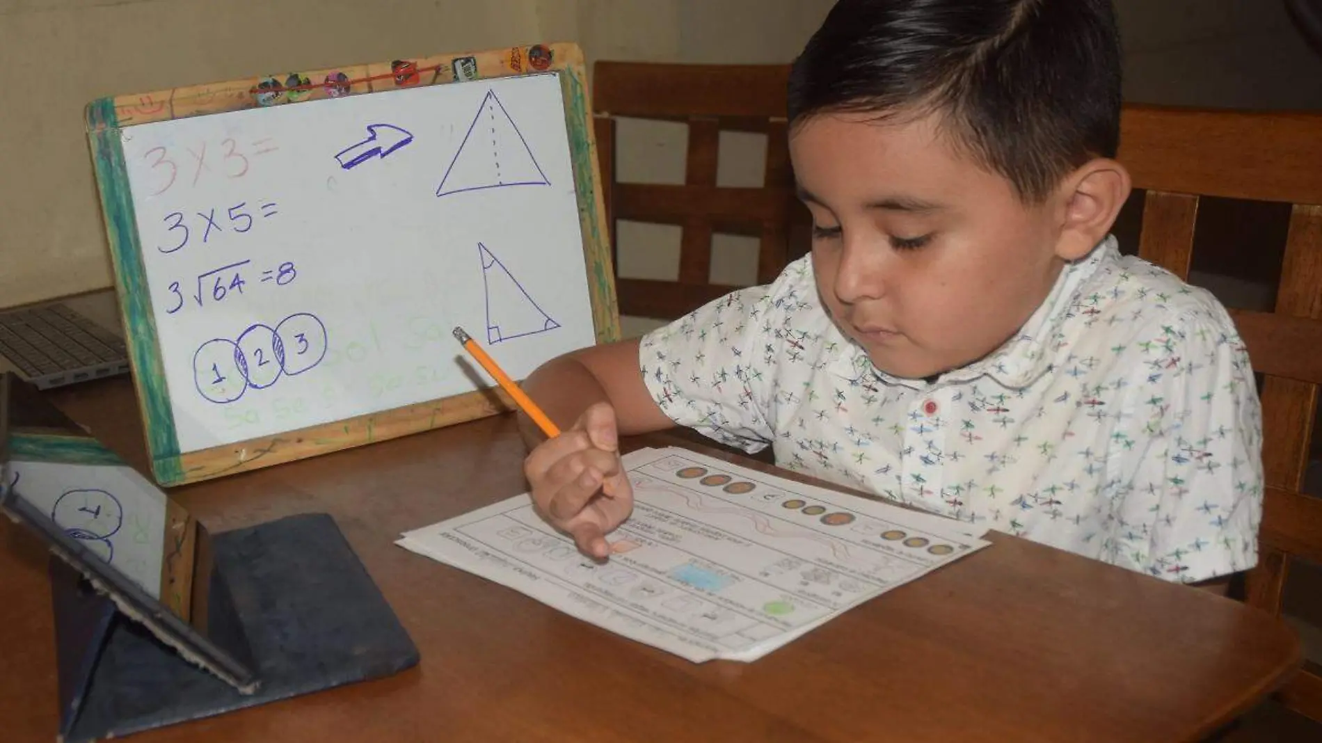 Niño estudiando matemáticas (1)